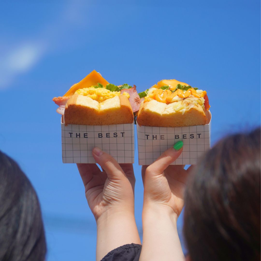 THE HUGのフードを持ち帰るシーン