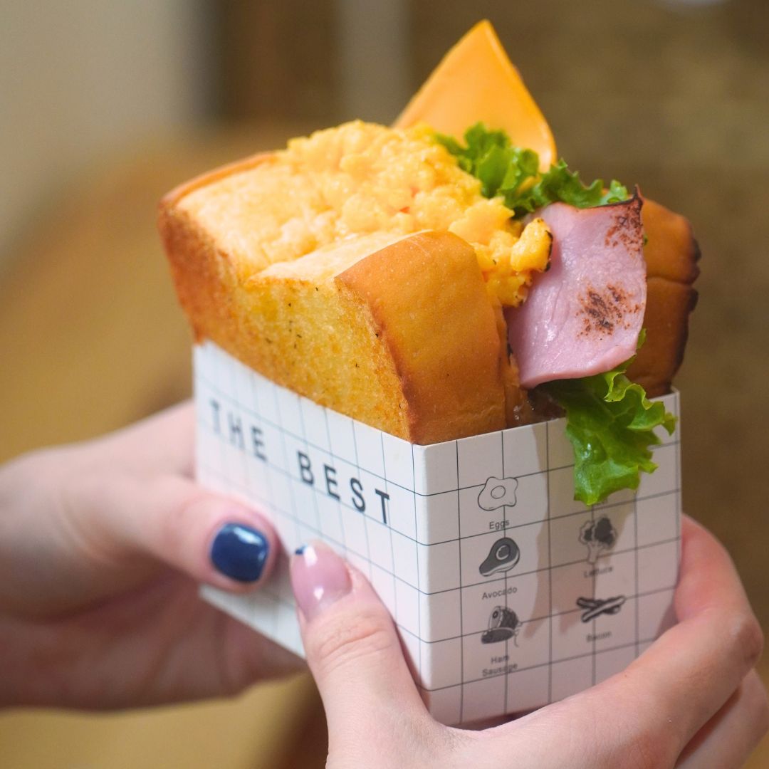 STANDで食事を楽しむ様子
